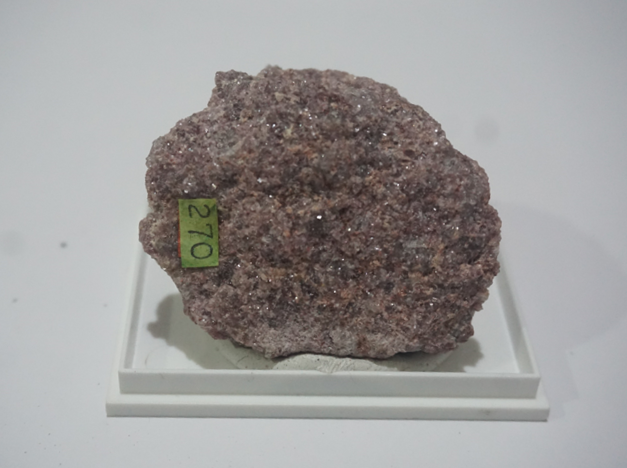 Gambar 2. Mineral lepidolite, yang merupakan salah satu mineral pembawa lithium yang termasuk grup mika. Mineral dan foto penulis.