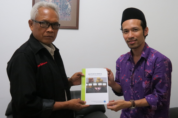Dr. M. Yusuf Abduh menyerahkan buku “Dari ITB untuk Indonesia: Biorefinery Kemiri Sunan” kepada Rohimat selaku perwakilan dari PT. PP Bajabang Indonesia.