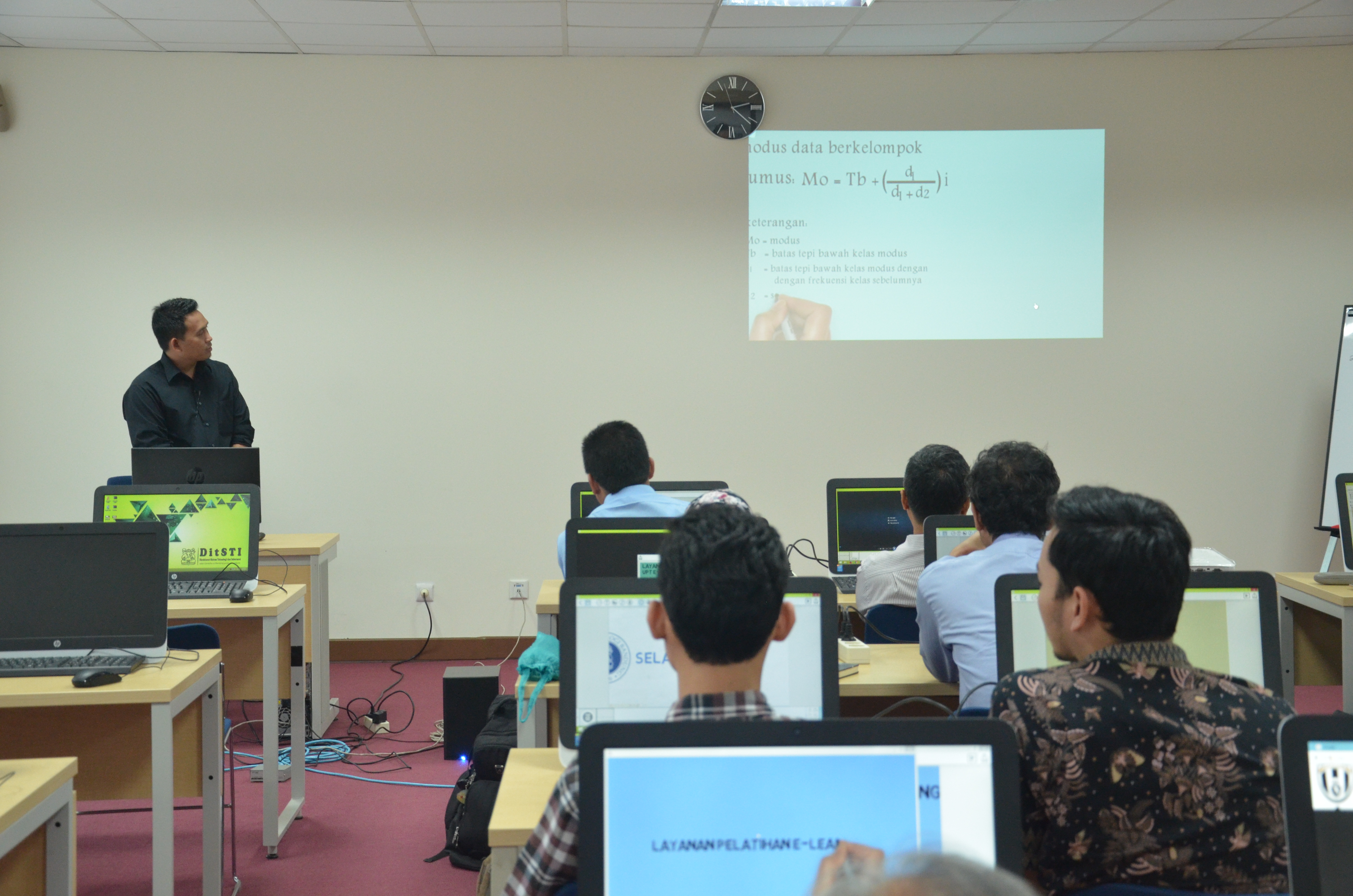 Review Kegiatan Training Interactive Learning With Animation Slide