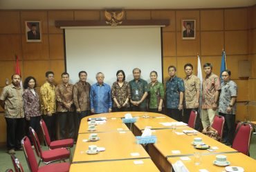 Penyerahan Bantuan Mikroskop Polarisasi Dari SKK Migas-Kangean Energy Indonesia Ltd. Kepada FITB