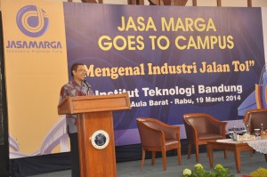 Prof. Ir. Ade Sjafruddin, M.Sc., Ph.D menjadi moderator pada Kuliah Umum JASA MARGA GOES TO CAMPUS
