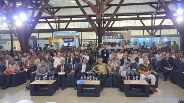 A group of people sitting in a room
AI-generated content may be incorrect.