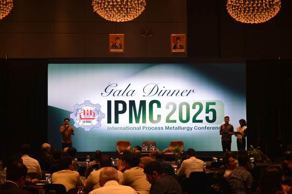 A group of people in a conference room

AI-generated content may be incorrect.